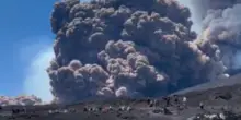 Etna, crollo del cratere: l'eruzione e la fuga dei turisti saliti in quota
