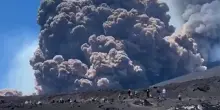 Eruzione dell’Etna, il vulcanologo: “È l’attività più intensa dal 2021, ma è sotto controllo”