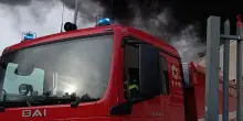 Rapina in centro logistico nel Milanese: tir, furgoni e auto in fiamme e chiodi per fuggire