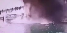 I servizi segreti ucraini: colpiti i sostegni del ponte di Crimea con 1100 kg di esplosivi subacquei