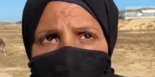 Gaza, una donna in fila per gli aiuti: "Trattati come cani, noi non siamo Hamas"