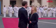 Palazzo Chigi, strette di mano e sorrisi tra la premier Meloni e il presidente francese Macron