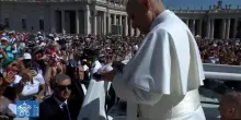 Papa Leone XIV: all'udienza generale sulla jeep in S.Pietro firma una palla da baseball
