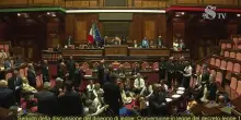Dl sicurezza, la protesta dei senatori seduti davanti ai banchi del governo: "Vergogna"