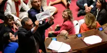 Dl sicurezza, caos in Senato: senatori Pd, M5s e Avs seduti a terra protestano davanti al governo