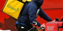 Glovo e Just Eat, è guerra in tribunale. La causa milionaria si gioca sulla pelle dei rider