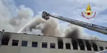 Viterbo, incendio all’università della Tuscia: i vigili del fuoco in azione per domare il rogo