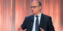 Valditara: stop ai cellulari alle superiori dal prossimo anno, si sta valutando