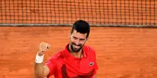 Tennis, Roland Garros: Djokovic batte Zverev e sfiderà Sinner in semifinale