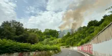 Fiamme sulla collina di Monte Mario a Roma, chiuse alcune strade