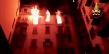 Milano, si butta dal quinto piano per fuggire all'incendio: l'appartamento avvolto dalle fiamme