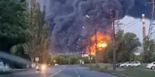 Attacco ucraino a basi aeree e depositi di carburante in Russia: il video