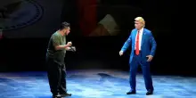 Trump diventa una caricatura in un'opera cantonese: risate e duelli con Zelensky a teatro