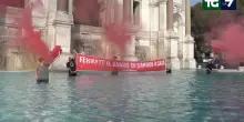 Roma, flash mob di Greenpeace: striscione rosso per Gaza nella fontana del Gianicolo