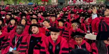 Harvard, giudice sospende il blocco degli studenti stranieri voluto da Trump: “Danni irreparabili”