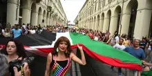 Vladimir Luxuria al Pride di Torino: "Lo dedico a Lucia Regna"