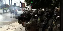 los angeles scontro ice migranti raid polizia manifestanti molotov granate stordenti