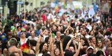 "Senza esclusione di corpi", migliaia in marcia a Torino per l'orgoglio arcobaleno