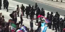 Los Angeles, scontri tra manifestanti e polizia dopo gli arresti di immigrati clandestini