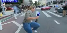 Rivolta a Los Angeles: la giornalista viene colpita in diretta dai proiettili di gomma