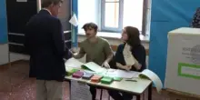Calenda al seggio con scheda elettorale esaurita: "Non può votare, vada a farsene dare una nuova"