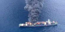 Incendio a bordo di un cargo diretto a Mumbai: container in acqua, equipaggio in salvo