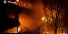 Kharkiv, droni russi colpiscono un condominio: le fiamme dopo il raid