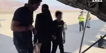 Il piccolo Adam in Italia: il momento l'imbarco con la madre