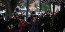 Los Angeles, in piazza con i manifestanti fra proiettili di gomma e arresti