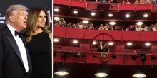 Washington: fischi e applausi per Trump a teatro con Melania