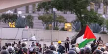 Scontri a Los Angeles prima del coprifuoco: spari, proteste e arresti