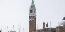 “Venezia non è in vendita”. Monta la protesta contro le nozze di Jeff Bezos e Lauren Sanchez