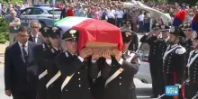 Brindisi, funerali carabiniere ucciso: un lungo applauso accoglie l'arrivo della bara