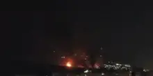 Israele attacca due depositi di carburante a Teheran: le fiamme avvolgono l'impianto di Shahran