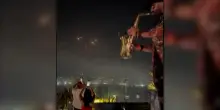 Libano: missili iraniani nel cielo verso Israele, alla festa il sassofonista continua a suonare