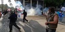 Los Angeles, lacrimogeni contro i manifestanti durante il "No Kings Day": scene da guerriglia urbana