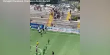 Napoli, rissa sul campo e sugli spalti alla partita di calcio: "Botte e sequestro di perso"