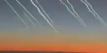Le scie dei missili lanciati dall'Iran su Israele ripresi da un volo di linea