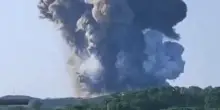 Cina, esplosione in una fabbrica di fuochi d'artificio: densa nube di fumo si alza dopo l'incendio