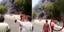 Air India, in un nuovo video il momento in cui il superstite si allontana dal luogo dello schianto