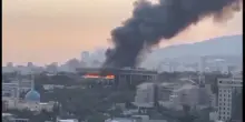 Teheran, il palazzo della Tv di stato in fiamme dopo il bombardamento