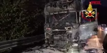 A14, camion in fiamme: intervengono i vigili del fuoco