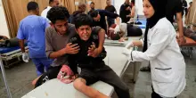 Spari sui palestinesi in fila per gli aiuti: 51 morti e oltre 250 feriti a Gaza