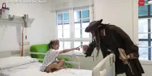 Madrid, c'è un pirata in corsia: la visita a sorpresa di Johnny Depp ai bimbi malati in ospedale