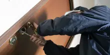 Trova un ladro in casa e lo chiude a chiave in camera fino all’arrivo dei carabinieri
