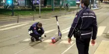 Un ventenne in monopattino si scontra con un’auto e muore a Milano