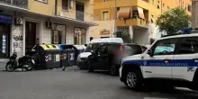 Roma, senza patente tenta di fuggire dai vigili: passa con il rosso e si scontra con un autocarro