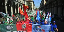 Sciopero generale, i metalmeccanici in corteo a Torino per il contratto di lavoro