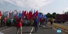 Bologna, sciopero metalmeccanici: lavoratori occupano la tangenziale