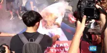 Al corteo contro il riarmo a Roma bruciata la foto di Trump: "A fuoco i simboli dell'oppressione"